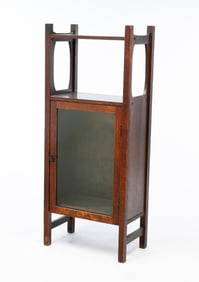 AMERICAN ARTS AND CRAFTS QUARTERSAWN OAK CURIO CABINET.