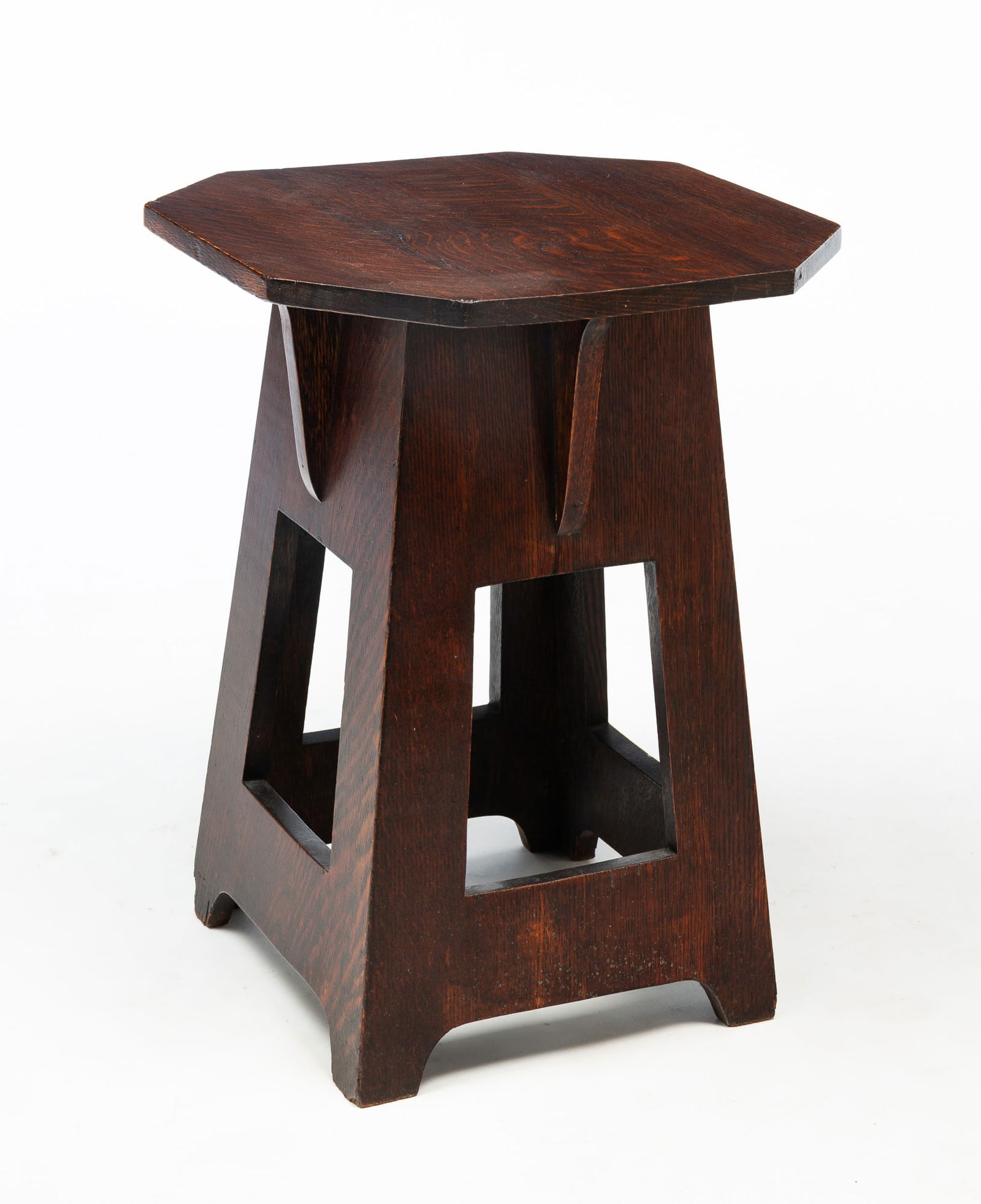 THE LAKESIDE CRAFT SHOPS (SHEBOYGAN, WISCONSIN) ARTS AND CRAFTS "MODEL H10" QUARTERSAWN OAK CUTOUT: The Lakeside Craft Shops (Sheboygan, Wisconsin), Early 20th Century. Oak. Model H10. Octagonal top, cutout sides, corbels from top on sides. Signed with original paper label. 23"h. 17" square.