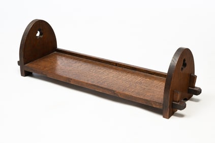 MANNER OF ROYCROFT (EAST AURORA, NEW YORK) ARTS AND CRAFTS QUARTERSAWN OAK DESKTOP BOOK RACK.