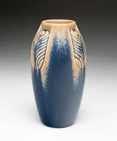 ROOKWOOD POTTERY CO. (CINCINNATI, OHIO) PEACOCK FEATHER VASE, DATED 1922.