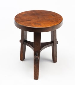 STICKLEY BROTHERS (GRAND RAPIDS, MICHIGAN) ARTS AND CRAFTS OAK THREE-LEG TABORET.