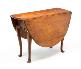 AMERICAN QUEEN ANNE MAPLE DROP-LEAF TABLE.