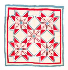 AMERICAN PIECED QUILT IN A "NEW YORK BEAUTY" PATTERN.