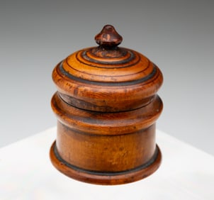 MINIATURE PEASEWARE LIDDED JAR.
