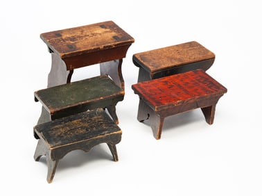 FIVE AMERICAN PAINTED PINE FOOTSTOOLS.