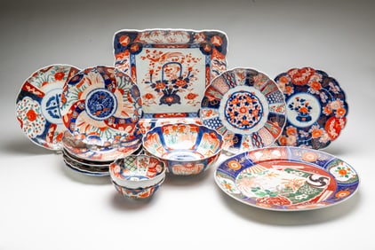 THIRTEEN JAPANESE IMARI BOWLS AND PLATES.