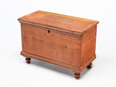MINIATURE AMERICAN PINE BLANKET CHEST.
