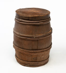 AMERICAN PAINTED AND STAVED KEG WITH LID.
