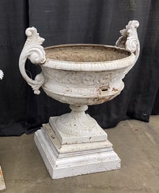 AMERICAN CAST IRON GARDEN URN.