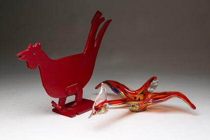 TWO DECORATIVE BIRDS, INCL. ART GLASS EXAMPLE.