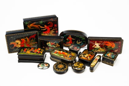 GROUPING OF RUSSIAN LACQUERWARE BOXES.