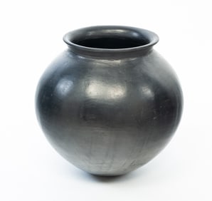 LARGE NATIVE AMERICAN BLACK-GLAZED POTTERY OLLA JAR.