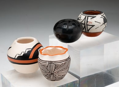 FOUR MINIATURE NATIVE AMERICAN POTS.