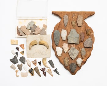 COLLECTION OF NATIVE AMERICAN ARROWHEADS AND POINTS.