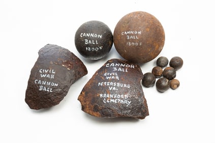 GROUP OF CIVIL WAR CANNON BALLS AND FRAGMENTS.