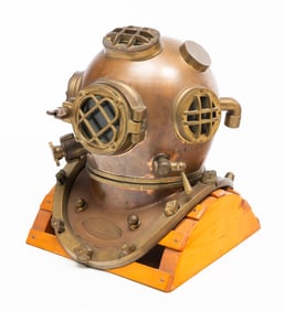 US NAVY DEEP SEA DIVING HELMET.
