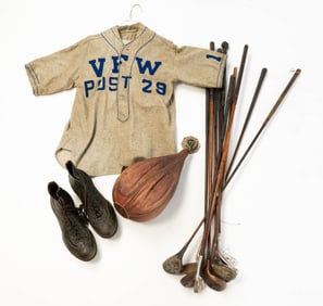 GROUPING OF EARLY SPORTING ITEMS.