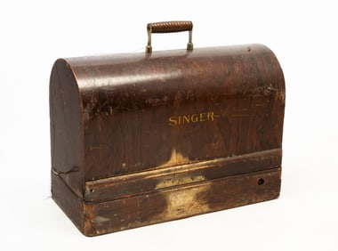 SINGER SEWING MACHINE IN BENTWOOD CASE.