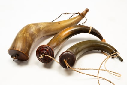 THREE AMERICAN POWDER HORNS, INCL. EXAMPLE WITH BEEHIVE PLUG AND ENGRAVED SPOUT.