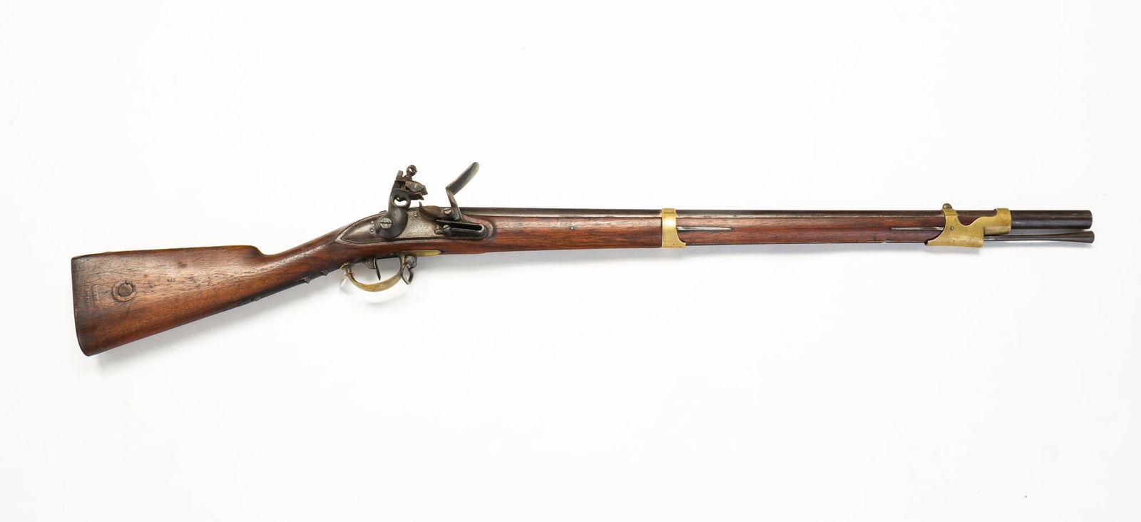 FRENCH FULL STOCK FLINT LOCK MUSKET.: France, First quarter 19th Century. Round barrel, single trigger, brass and iron hardware, walnut stock, 70 caliber and several inspection marks. 45.25"l.