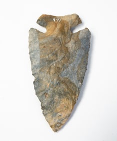EARLY ARCHAIC CORNER NOTCH NATIVE AMERICAN ARROWHEAD.