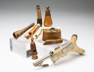 ANTLER SHOT FLASK TROPHY PLUS CARVED ANTLER, HORN, AND BONE ITEMS.