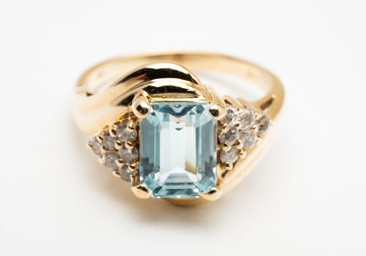 14K YELLOW GOLD AQUAMARINE AND DIAMOND FASHION RING.