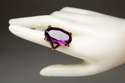 14K YELLOW GOLD BRUTALIST STYLE AMETHYST COCKTAIL RING.