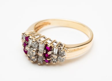 14K YELLOW GOLD, DIAMONDS, AND RUBY FASHION RING.