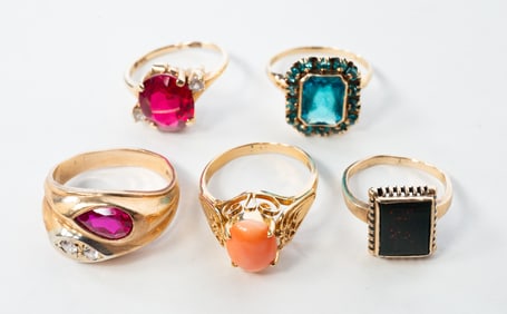 FIVE YELLOW GOLD FASHION RINGS.