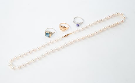 GROUPING OF GOLD JEWELRY.