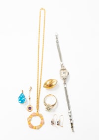 SMALL GROUPING OF 10K GOLD JEWELRY.