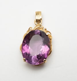 14K YELLOW GOLD AMETHYST PENDANT.