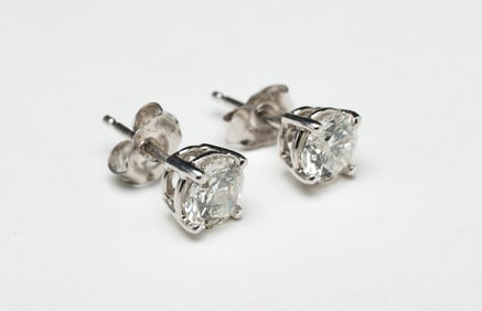 14K WHITE GOLD 1 CARAT DIAMOND EARRINGS.