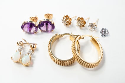 GROUPING OF 14K YELLOW GOLD EARRINGS.