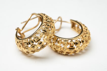 14K YELLOW GOLD TEXTURED HOOP EARRINGS.