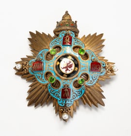 RUSSIAN FABREGE BADGE COMMEMORATING THE THREE HUNDREDTH ANNIVERSARY OF ROMANOV RULE IN 1913.