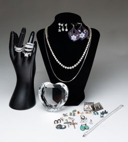 GROUPING OF MOSTLY STERLING SILVER JEWELRY.