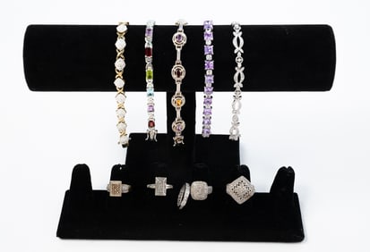 GROUP OF STERLING SILVER GEMSTONE RINGS AND BRACELETS.