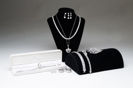 GROUP OF STERLING SILVER AND RHINESTONE JEWELRY.