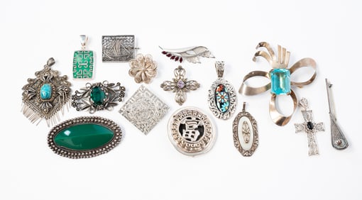 GROUP OF STERLING SILVER PENDANTS AND BROOCHES.