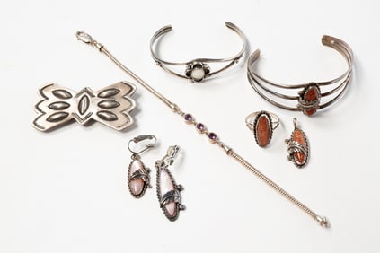 GROUP OF NATIVE AMERICAN SILVER JEWELRY.