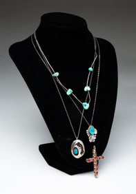 GROUP OF NATIVE AMERICAN NECKLACES AND PENDANTS.