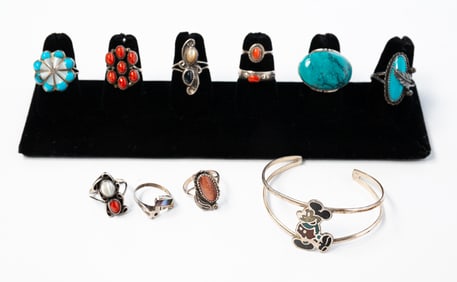 GROUPING OF NATIVE AMERICAN STERLING SILVER JEWELRY.