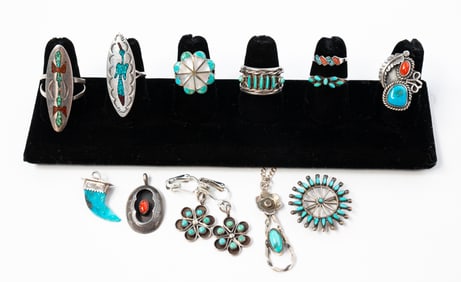 GROUPING OF NATIVE AMERICAN STERLING SILVER JEWELRY.