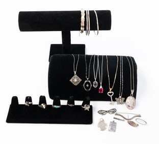 GROUPING OF STERLING SILVER JEWELRY.