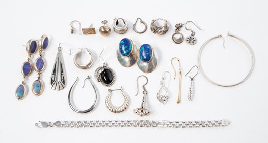 GROUP OF STERLING SILVER JEWELRY.