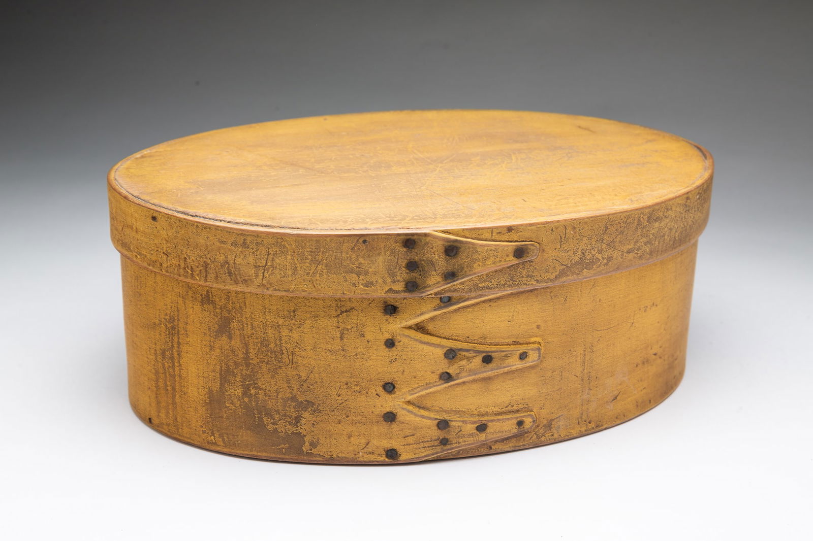 LARGE SHAKER CHROME YELLOW-PAINTED FOUR-FINGER BOX. (1 of 4)