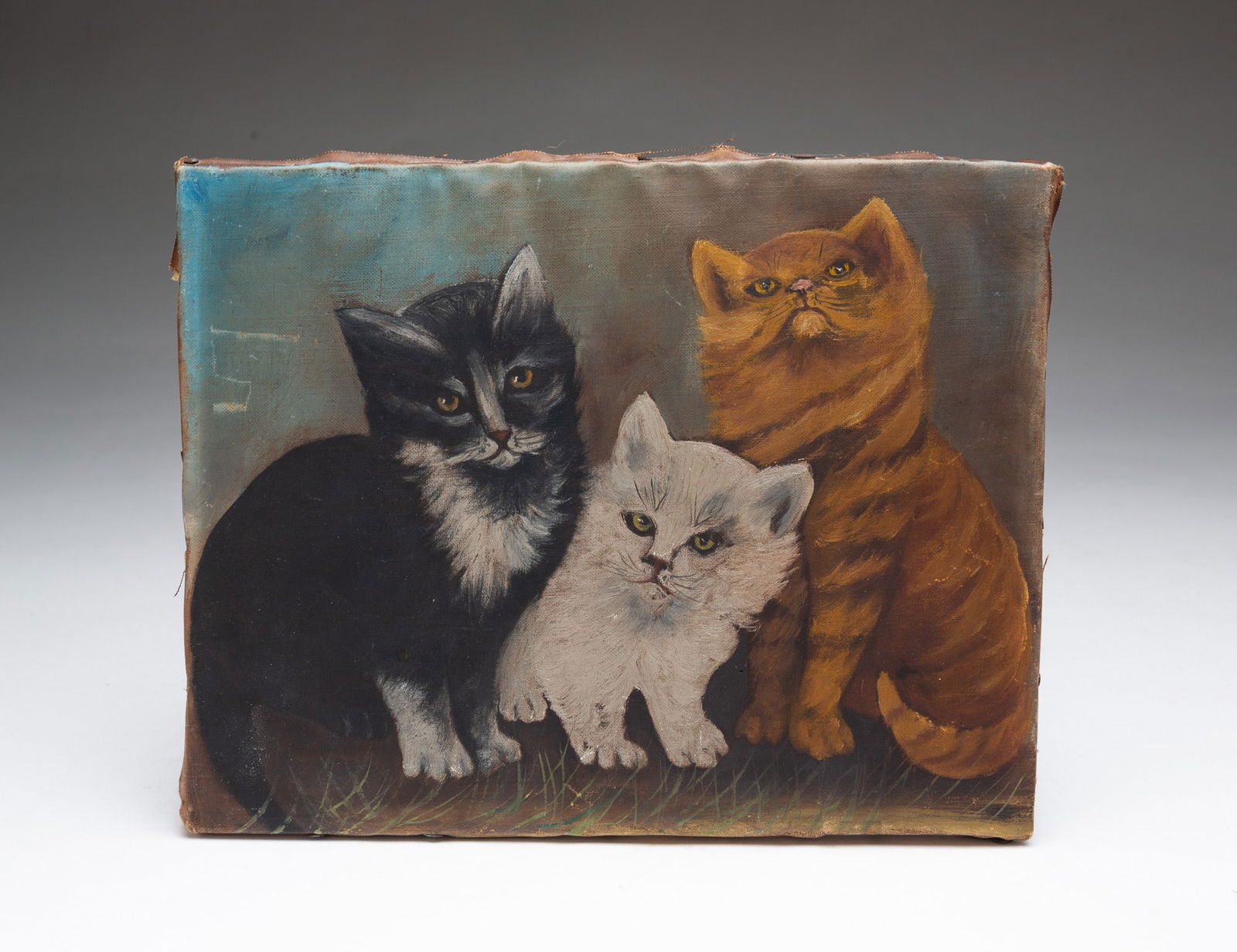 SMALL AMERICAN SCHOOL FOLK ART OIL PAINTING OF THREE CATS. (1 of 2)