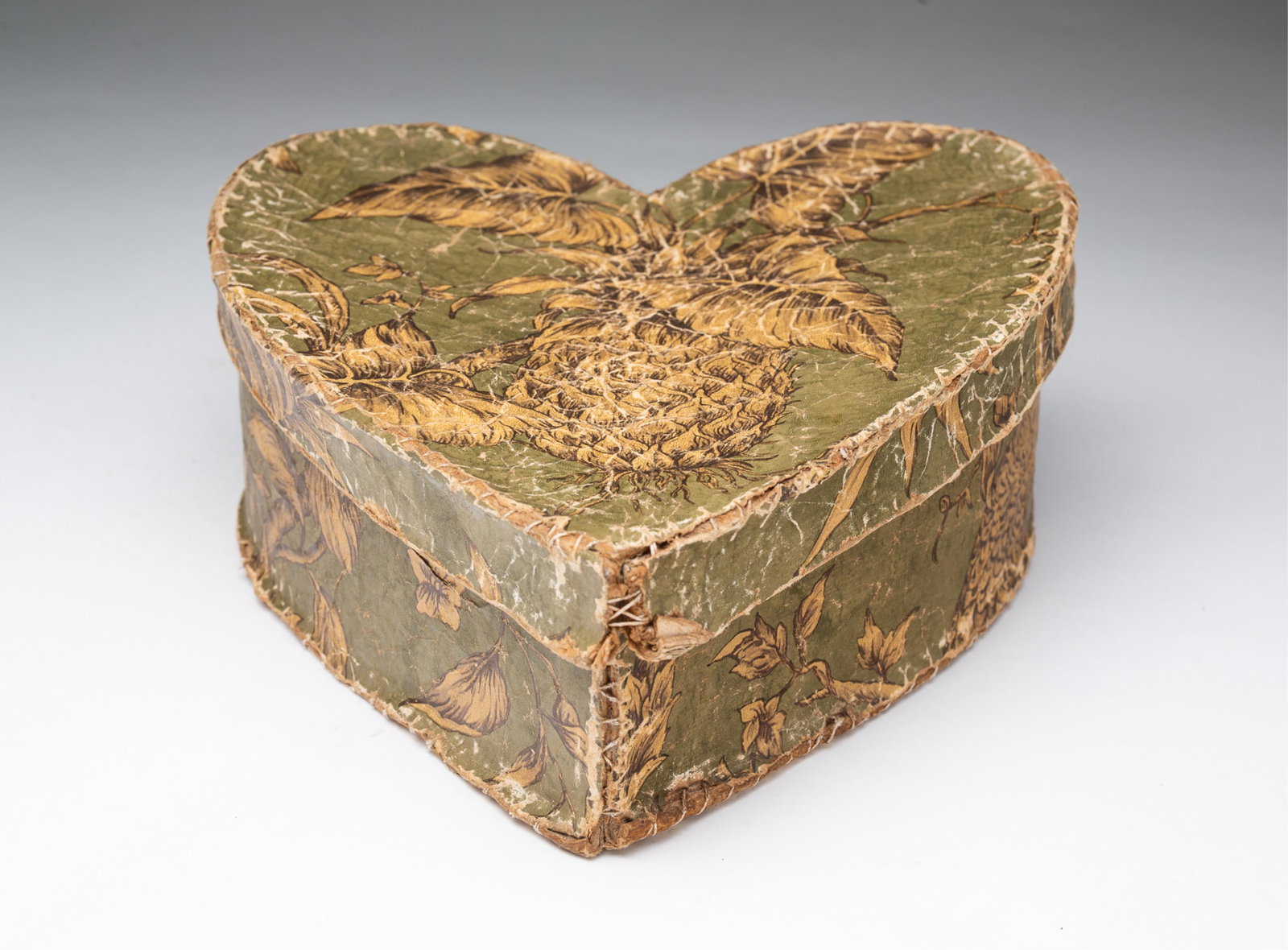 FINE REPRODUCTION AMERICAN HEART-SHAPED WALLPAPER BAND BOX. (1 of 5)